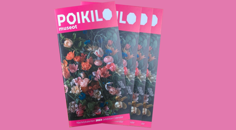 Pinkillä pohjalla pinossa Poikilo-museot 2023 näyttelykalentereita.