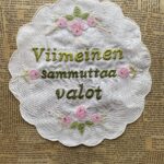 Kankaaseen kirjottu teksti: Viimeinen sammuttaa valot.